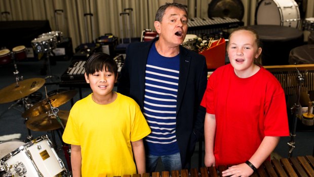 Children's performer Peter Combe has enlisted public school kids as back up singers for his Canberra concert. Ryu Nguyen 10, of Charnwood-Dunlop School, Peter Coomb, and Alara Salvage 11 of Ngunnawal Primary School.