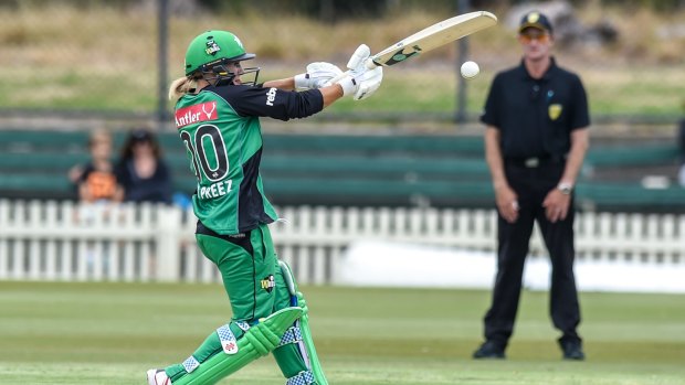 Mignon Du Preez of the Melbourne Stars hooks a delivery to the boundary on her way to an unbeaten 65.