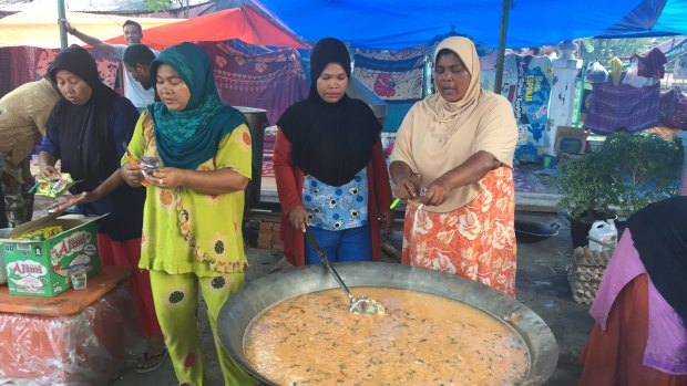 Mariana, far right, at Taqwa mosque shelter preparing food with other volunteers.
