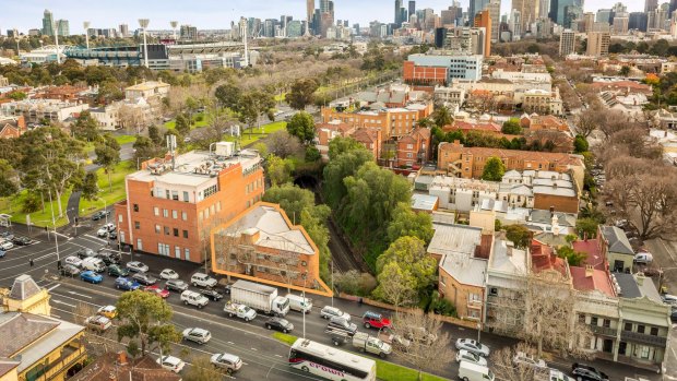 A rare art deco block of flats in east Melbourne has sold for $720,000 above the reserve.