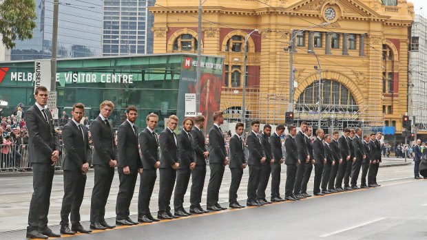 Collingwood players form a guard of honour as the coffin of Lou Richards leaves St Paul's Cathedral.