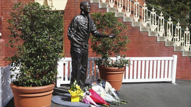 Faithful fans have paid their respects at Richard Benaud's statue at the Sydney Cricket Ground.