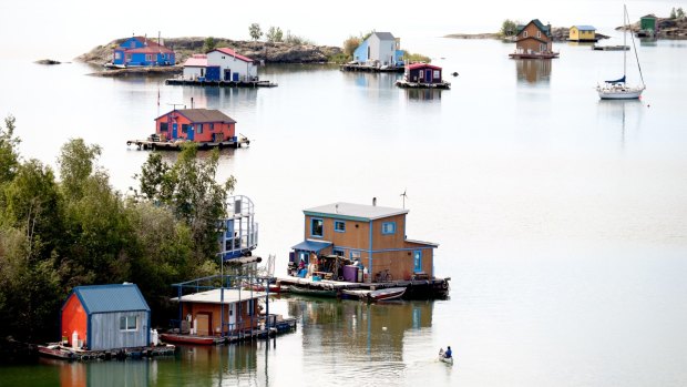 Great Slave Lake is the centre of many Yellowknife activities, whether you prefer to visit in summer or winter.