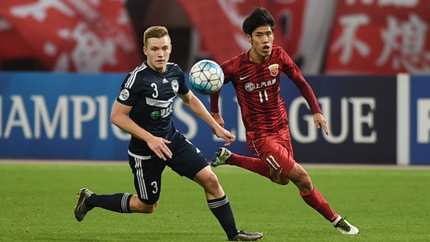Lu Wenjun of Shanghai SIPG and Scott Galloway of Melbourne Victory compete for possession.