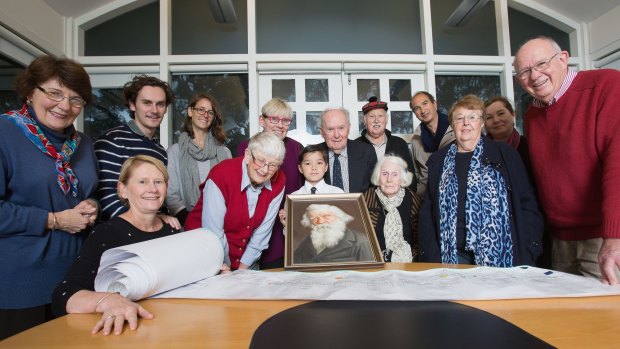Ian Thorm (above right) among four Generations of Sir Henry Parkes descendants at Centennial Park.