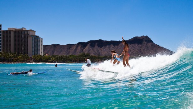 The perfect place to try it surfing: Waikiki Beach.