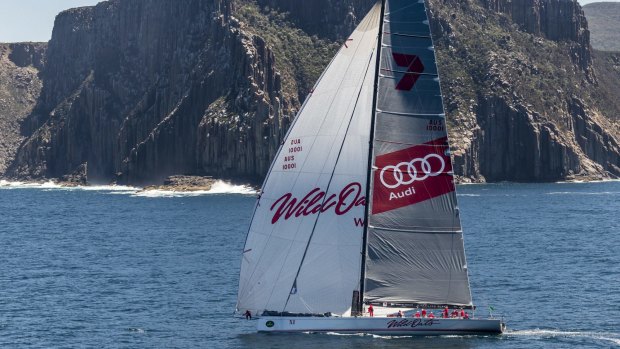 Skipper Mark Richards of Wild Oats XI held off a fast-finishing Comanche to claim an eighth Sydney to Hobart line honours victory.
