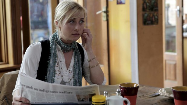 Asher Keddie returns as Nina Proudman in Offspring season 6.