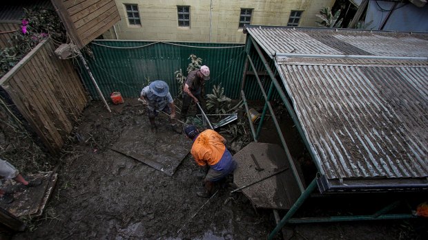 BRISBANE. NEWS. BRISBANE TIMES.
Photograph taken by Michelle Smith on Friday 14th January, 2011.
Friends, family and strangers help clean up Russel Keys flood-devastated house on Brisbane Terrace, Goodna.