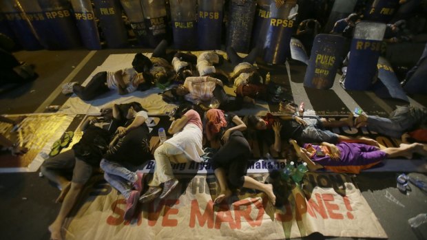 Protesters outside the Indonesian embassy in Manila wait for news of Veloso's fate. 