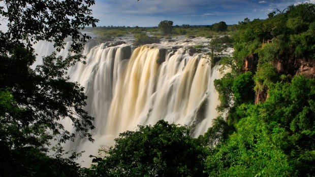 Victoria Falls unloads 550 million litres of water a minute.