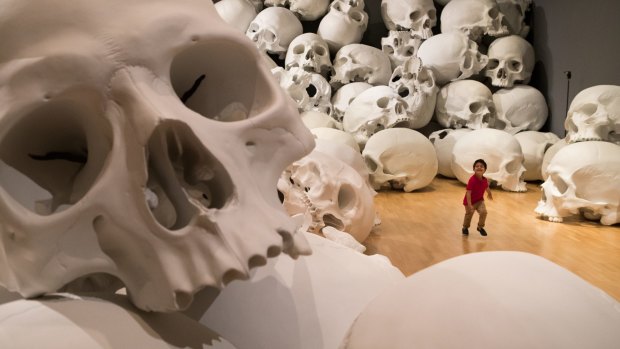 A young art appreciator explores the world of Ron Mueck's Mass.