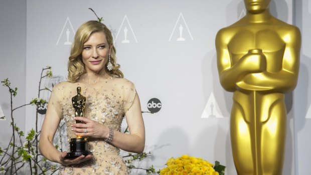 Cate Blanchett in 2014 with her best actress Oscar for <i>Blue Jasmine</i>.