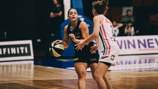 Canberra's Maddison Rocci looks for options.
