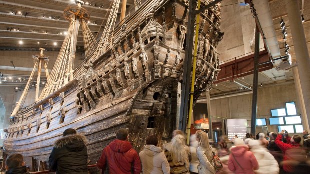 Visitors at the stern of the Vasa.