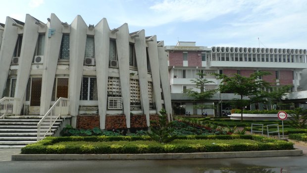 Royal University of Phnom Penh Institute for Foreign Languages Library by 
architect Vann Molyvann.

