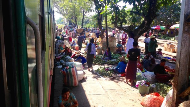 市场与仰光38-station铁路循环连接市中心的远郊。