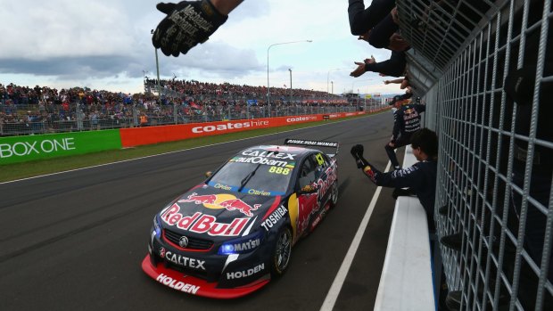Craig Lowndes crosses the line to win the Bathurst 1000.