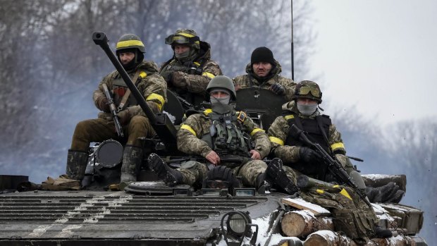 Members of the Ukrainian armed forces ride on an armoured personnel carrier (APC) near Debaltseve, eastern Ukraine, February 10, 2015. Ukrainian President Petro Poroshenko said peace talks in Minsk on Wednesday were one of the last chances to declare an unconditional ceasefire in the conflict with Russia-backed separatists, a statement on his website said on Tuesday.  REUTERS/Gleb Garanich (UKRAINE - Tags: POLITICS CIVIL UNREST CONFLICT MILITARY)