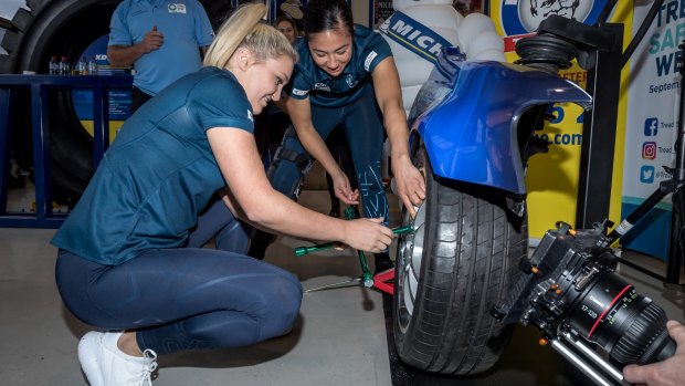 Carlton's Jessica Hosking and Darcy Vescio team up to compete against the Western Bulldogs to see who can change a tyre fastest. 