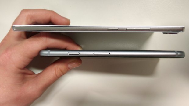 The ultra-slim Oppo R5, top, next to the iPhone 6.