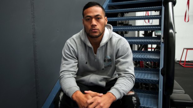 Former Wests Tigers player Tim Simona was forced to abort his boxing debut.