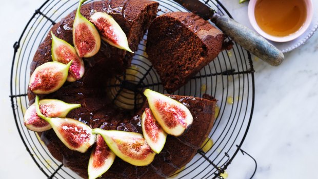 Honey cake with figs and whisky.