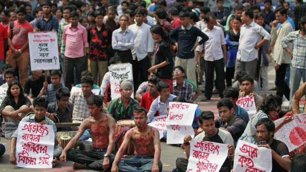 Bangladeshi students and social activists protest against the killing of Avijit Roy in Dhaka on Friday.