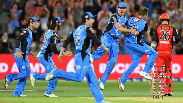 The Strikers win a semi-final thriller over the Renegades.