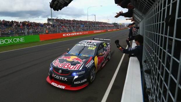 Craig Lowndes crosses the line to win the Bathurst 1000.