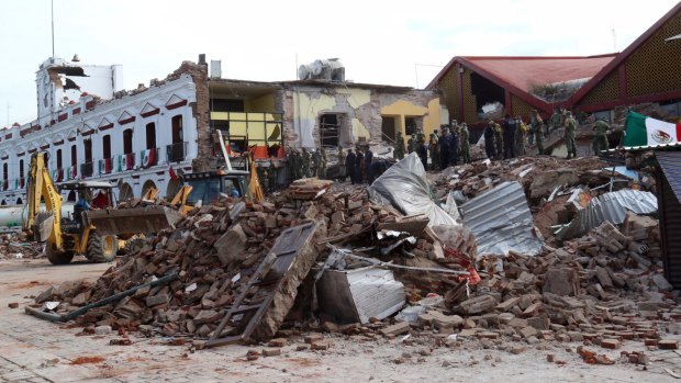 The quake toppled houses, government offices and businesses. 