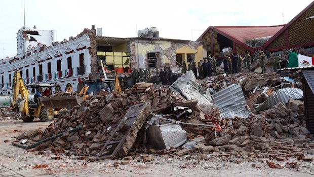 The quake toppled houses, government offices and businesses. 