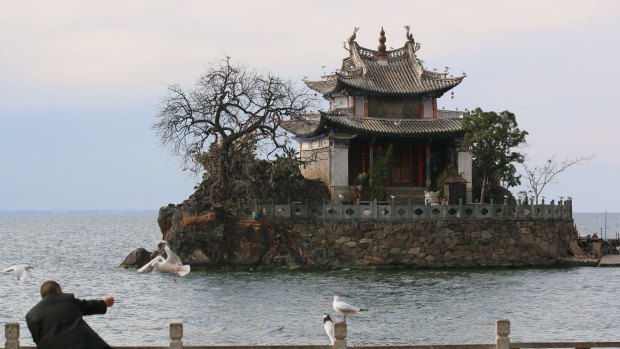 Tourist attractions on the shores of Erhai Lake in Yunnan province have been shut down in order to control pollution.