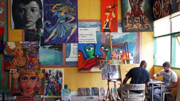 Australian artist Ben Quilty teaches Sukumaran to paint in Kerobokan Prison.
