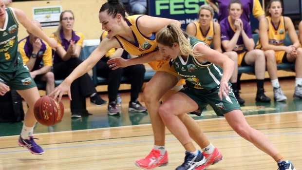 Tess Magden of the Boomers and Kathleen Macleod of Dandenong battle for the ball.