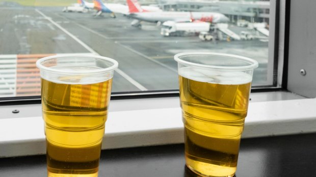 A vendor at US's LaGuardia Airport has refunded customers after charging nearly $40 for a beer.
