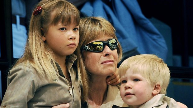 Terri Irwin with daughter Bindi  and son Bob attend the memorial service for her husband at Australia Zoo in 2006.