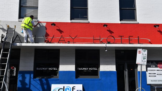 The Railway Hotel in Yarraville gets painted in Bulldogs club colours.