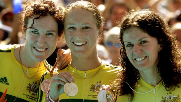 Australia's gold medalist Oenone Wood, center, poses with her compatriots, silver medalist Kathryn Watt, right, and bronze medalist Sara Carrigan, left, during a medal ceremony for the Commonwealth Games road cycling women's individual time trial in Melbourne, Australia, Tuesday, March 21, 2006. (AP Photo/Tony Feder)