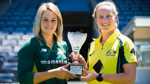 South African captain Dane van Niekerk and Australian captain Meg Lanning with the One Day International Series trophy.