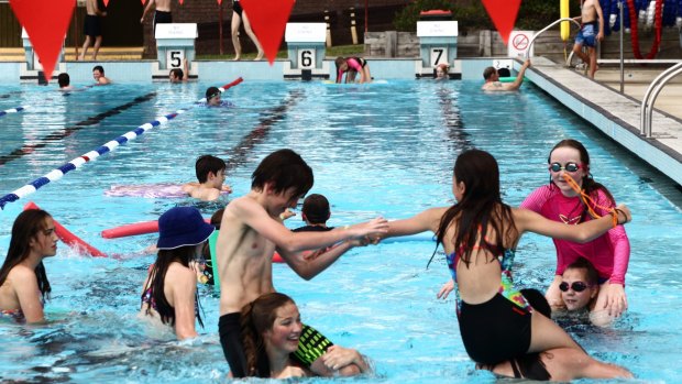 The outdoor swimming pool in Katoomba is threatened with closure by the Blue Mountains City Council.