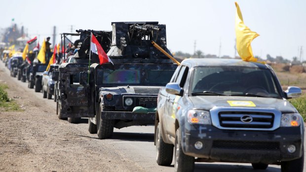 Members of the Iraqi security forces head towards al-Dawr, south of Tikrit.
