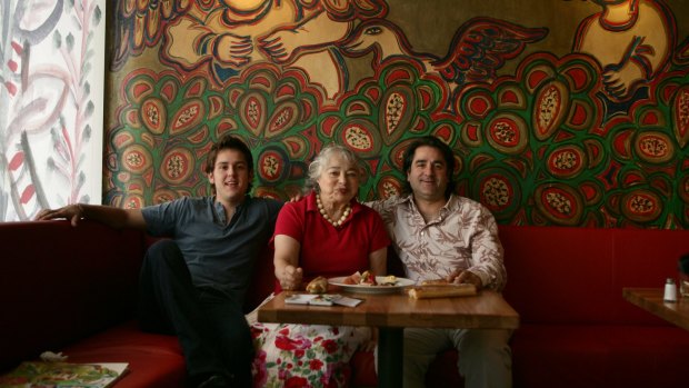 Mirka Mora at Tolarno in 2007 with restaurateurs Carlo (left) and Guy (Grossi), after the mural was restored.