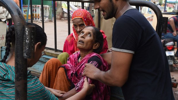 A Pakistani man shifts a heatwave victim to a hospital in Karachi on Monday. 