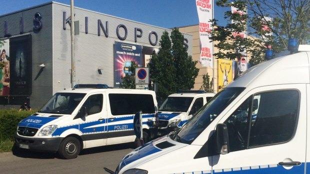 Police cars stand in front of the cinema in Viernheim.
