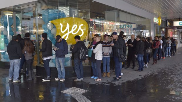 Many queue in Melbourne's CBD for Apple's new must have device iPhone 6.