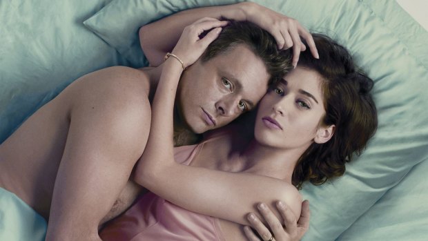 Lizzy Caplan and MIchael Sheen in Masters of Sex.