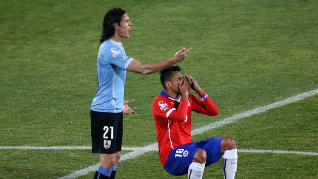 Uruguay's Edinson Cavani (left) and Chile's Gonzalo Jara after the Hopate-type incident.