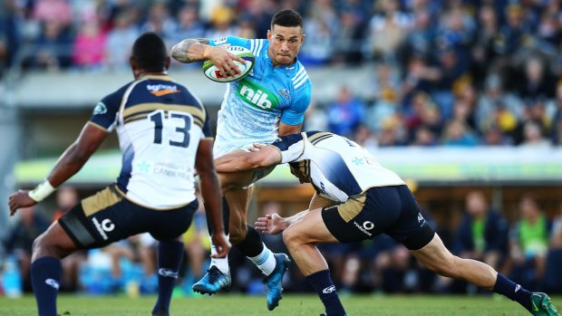 Sonny Bill Williams of the Blues runs the ball during the round 10 Super Rugby match between the Brumbies and the Blues at Canberra Stadium. 