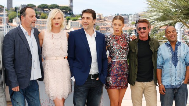 There was no avoiding each other in Cannes for former couple Charlize Theron and Sean Penn. (From left to right): Jean Reno, Charlize Theron, Javier Bardem, Adele Exarchopoulos, Sean Penn, Zubin Cooper at The Last Face photocall.
